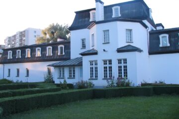 Odbudowany Dwór Uphagenów przy ulicy Piecewskiej. Zdjęcie od strony ogrodu, Letnie późne popołudnie, jeszcze świeci słońce