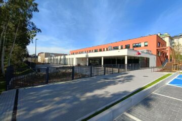 budynek szkoły podstawowej nr 30 przy ul. Morenowe Wzgórze, zdjęcie zrobione od strony parkingu, widoczne jest główne wejście do szkoły