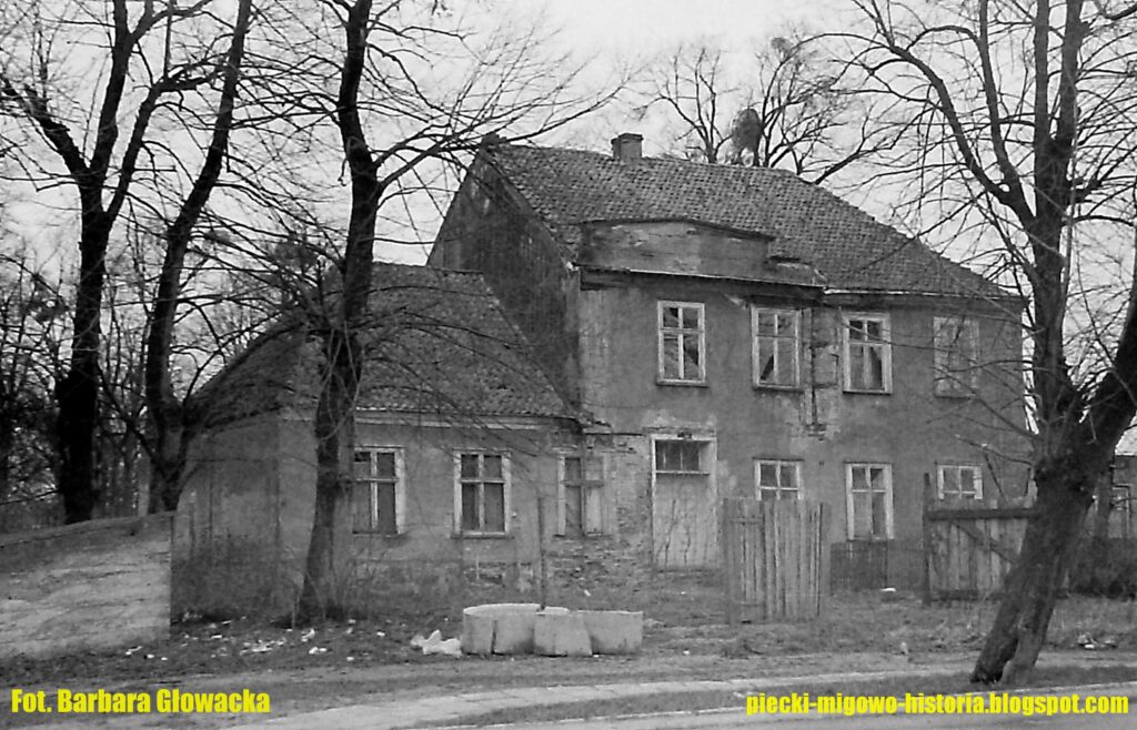 Dwór w Migowie rok 1990. Jeszcze jest cały dach, jeszcze byłoby co ratować.