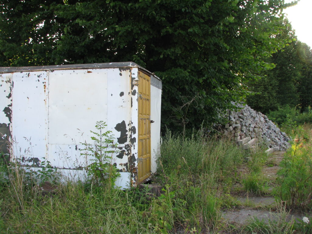 To zostało po dworze w Migowie: resztki cegieł i składowisko materiałów budowlanych. Podobno zachowane były jeszcze zbytkowe piwnice. Stan z roku 2029