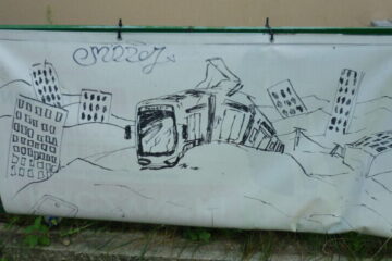 Baner na ulicy Bohaterów Getta Warszawskiego 08.09.2025: rysunek tramwaju wśród krzywych i leżących bloków